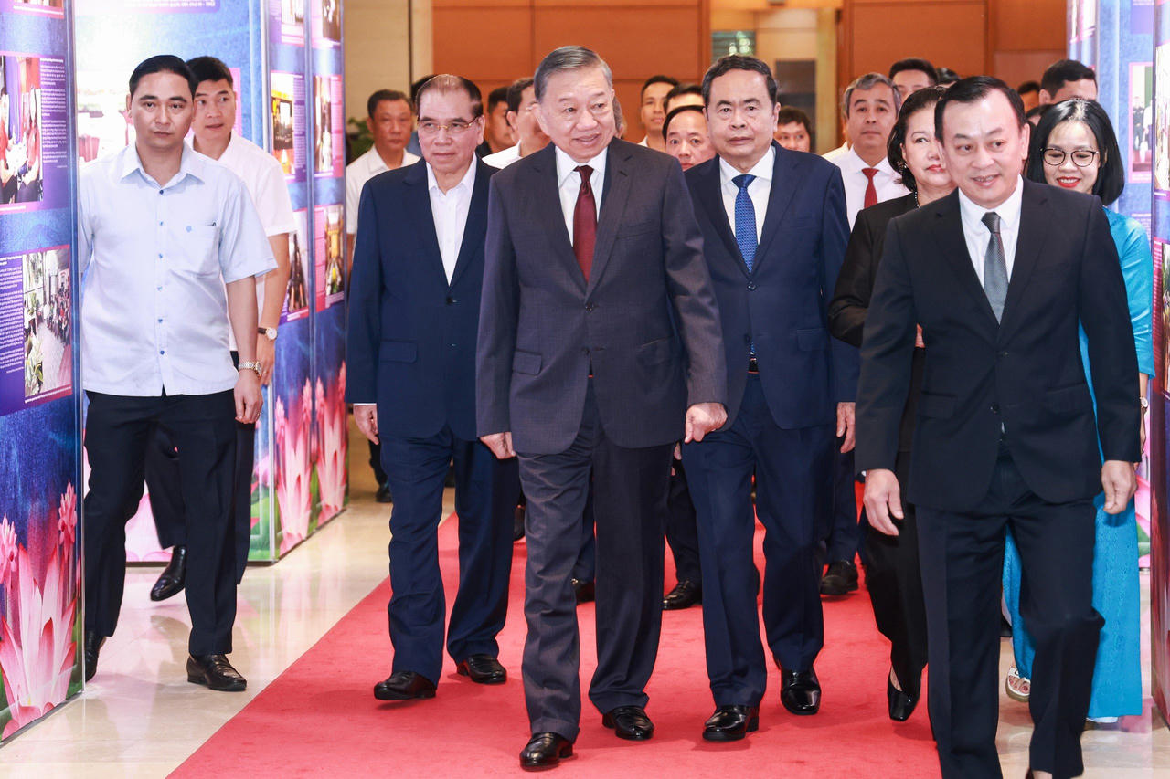Tổng Bí thư, Chủ tịch nước Tô Lâm cùng các đồng chí lãnh đạo, nguyên lãnh đạo Đảng, Nhà nước tham quan Triển lãm "Những tấm gương bình dị mà cao quý". Ảnh: Vân Anh