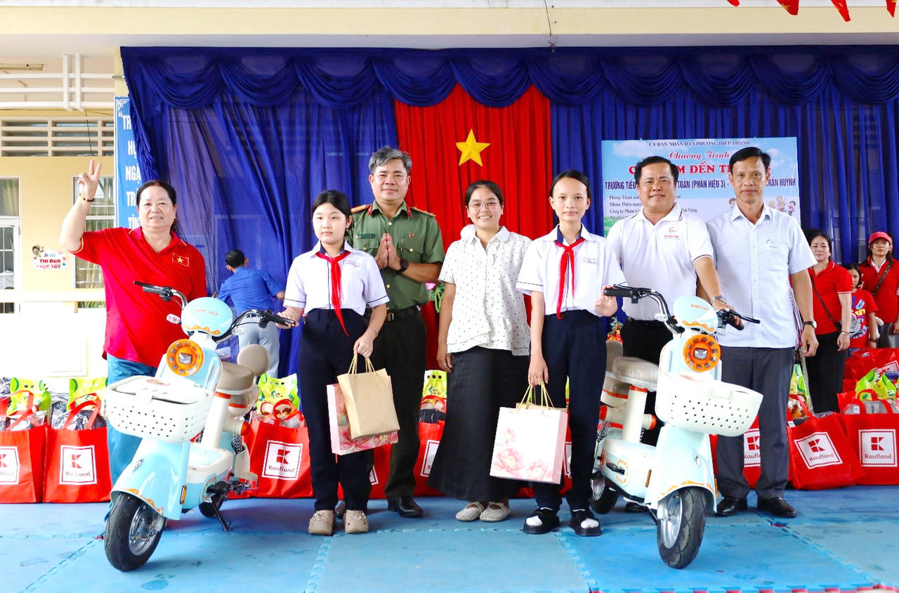 2 học sinh Trường THCS Trần Huỳnh được trao tặng xe đạp điện để có thêm phương tiện đến trường (Ảnh: HĐ).
