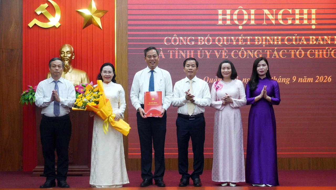 Bí thư Tỉnh ủy Nguyễn Văn Phương trao quyết định, tặng hoa chúc mừng Ban Thường vụ Đảng ủy HĐND tỉnh khóa I, nhiệm kỳ 2025-2030. (Ảnh: N.M)