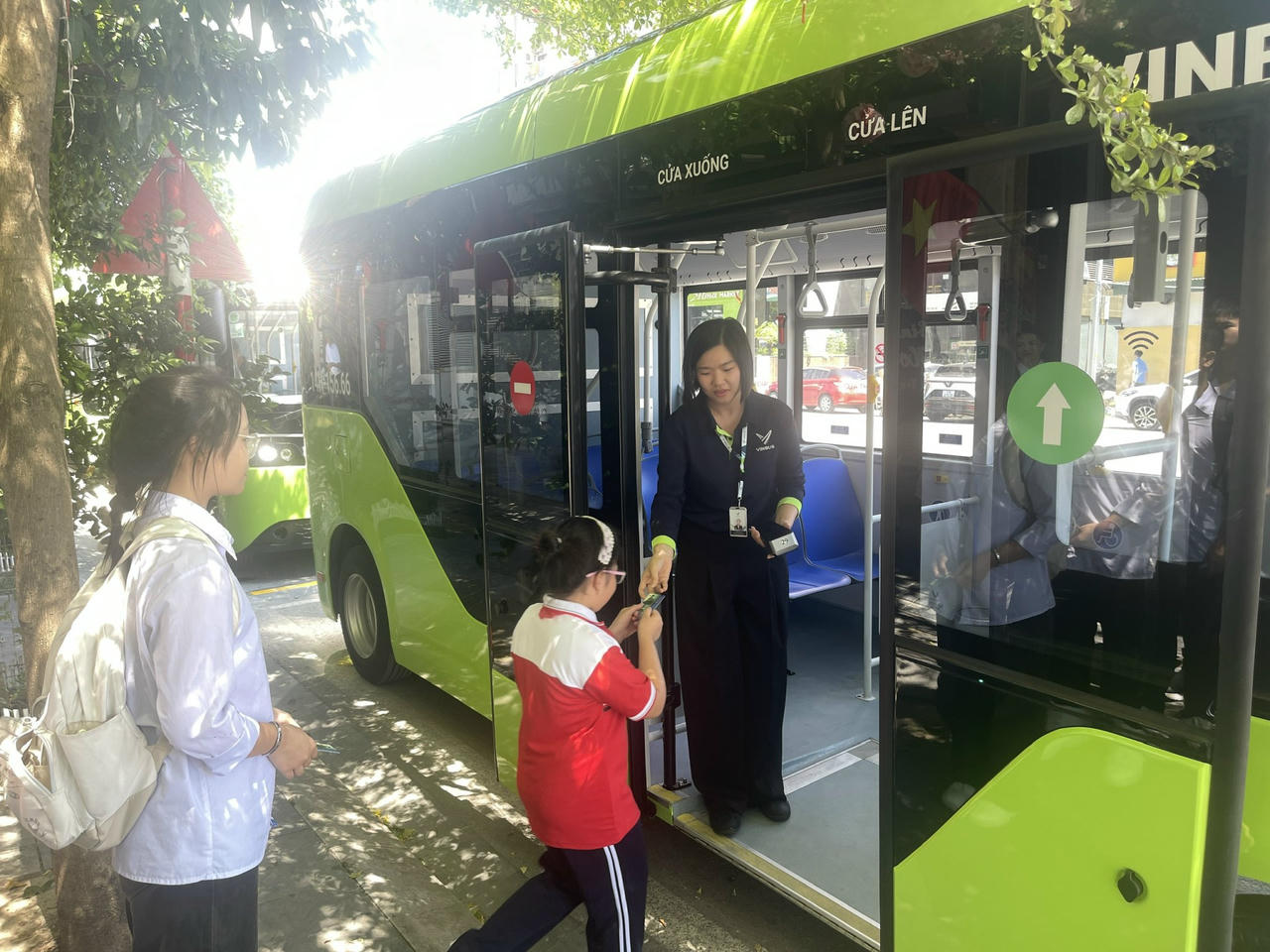 Quảng Ninh: Triển khai xe buýt điện miễn phí đưa đón học sinh