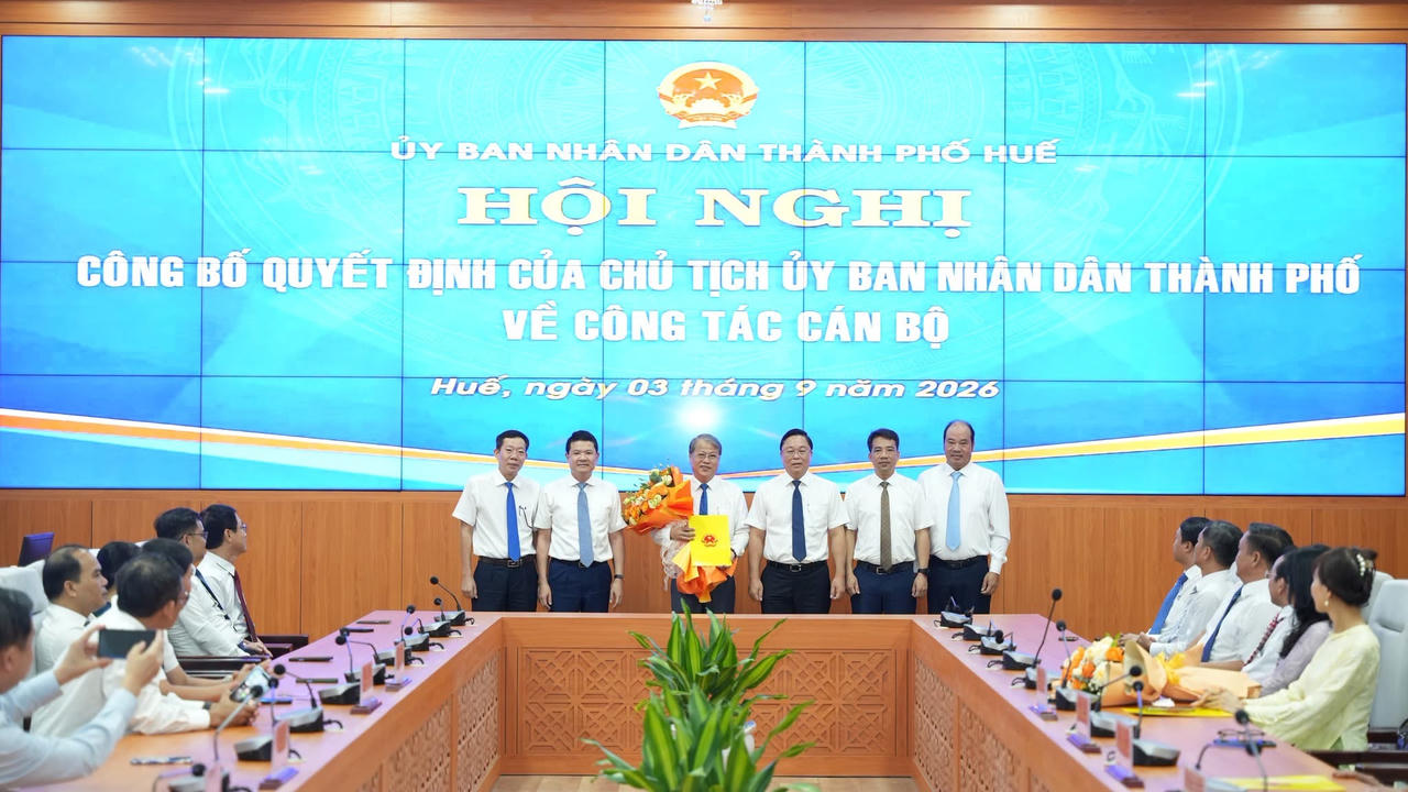 Trao quyết định tiếp nhận, bổ nhiệm ông Văn Anh Tuấn giữ chức vụ Phó Chánh Văn phòng UBND thành phố Huế. (Ảnh: UBND TP Huế)