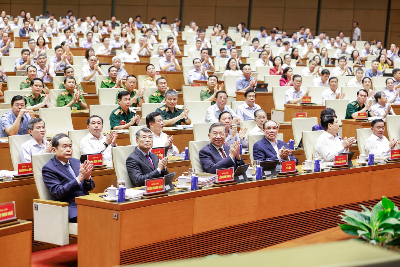 Tổng Bí thư, Chủ tịch nước Tô Lâm và các đại biểu tham dự Hội nghị tại phòng họp Diên Hồng, Nhà Quốc hội, Hà Nội. Ảnh: Vân Anh