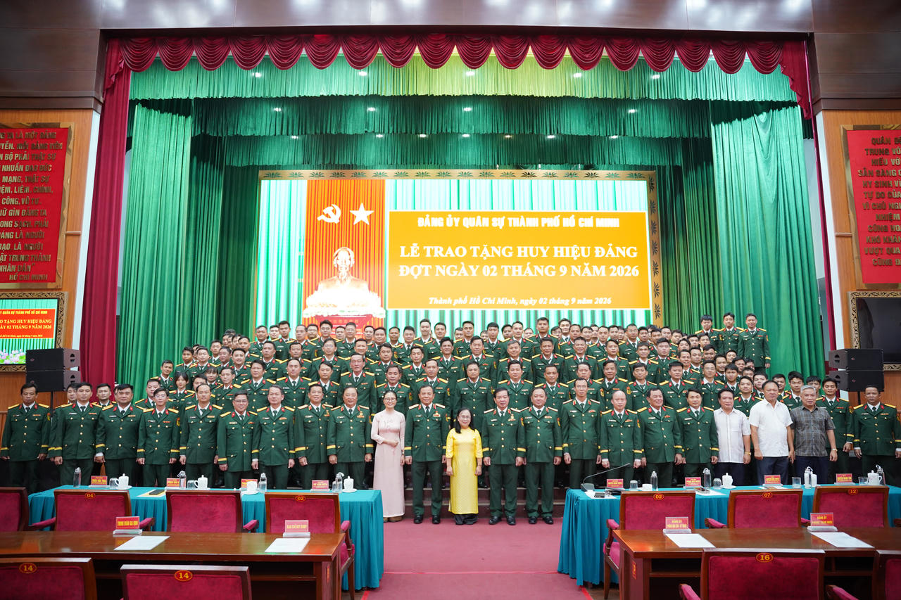 Đây không chỉ là niềm tự hào của cá nhân các Thủ trưởng, nguyên Thủ trưởng Bộ Tư lệnh TPHCM mà còn là niềm vinh dự lớn lao của toàn thể cán bộ, chiến sĩ lực lượng vũ trang Thành phố. (Ảnh: Bộ Tư lệnh TP HCM)