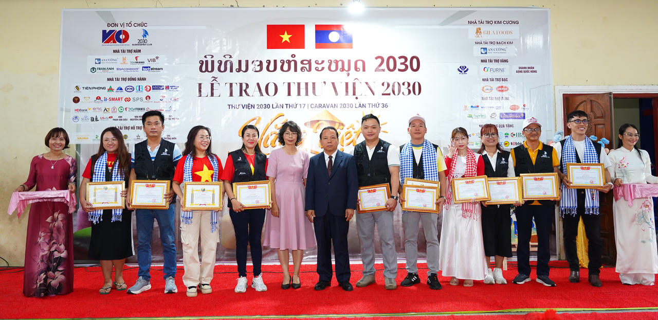 Bà Tạ Phương Dung – Tổng Lãnh sự Việt Nam tại Pakse và Ông Silay Sisavengsuk – Ủy viên Ban Thường vụ, Phó Chủ tịch Ủy ban Chính quyền tỉnh Attapeu trao tặng Giấy khen cho Ban Tổ chức chương trình.