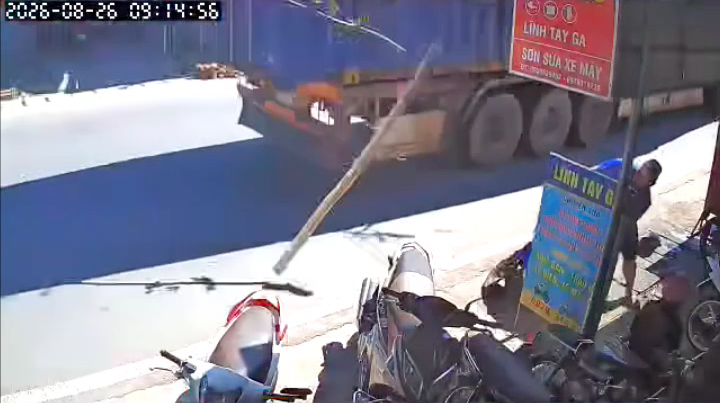 Xe đầu kéo chở gỗ làm rơi hàng xuống đường trên tỉnh lộ 623B, đoạn qua xã Trà Giang, tỉnh Quảng Ngãi, gây nguy hiểm cho người và phương tiện tham gia giao thông. (Ảnh cắt từ Clip)