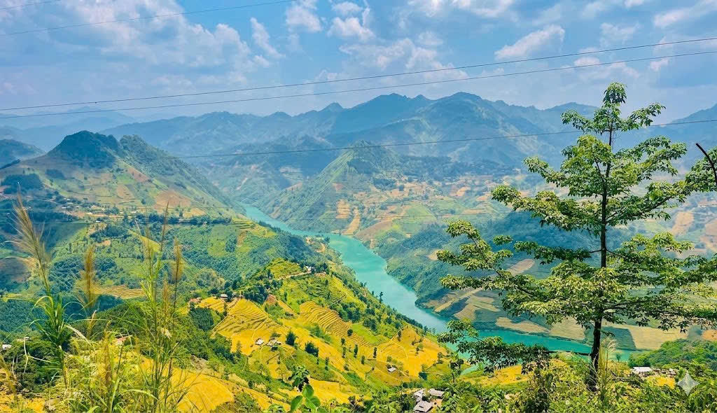 Địa điểm du lịch Sông nho quế là địa điểm nổi tiếng, thu hút khách du lịch đến tham quan hàng đầu tại Tuyên Quang. (Ảnh: ĐT)