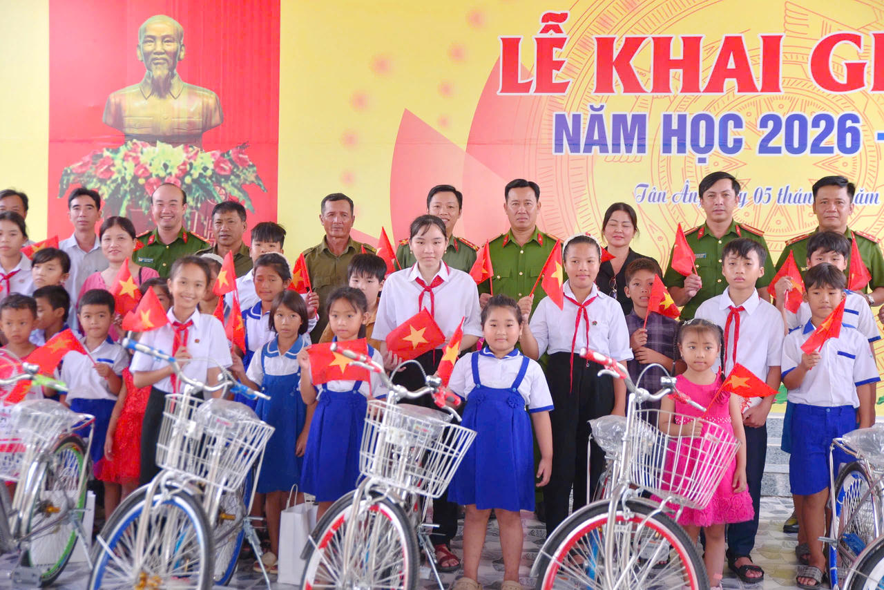 Phòng Cảnh sát kinh tế phối hợp tổ chức chương trình “Cùng em đến trường - Tuổi trẻ Công an nhân dân hỗ trợ thanh thiếu nhi có hoàn cảnh khó khăn đến trường” tại xã Tân Ân (Ảnh: HĐ).