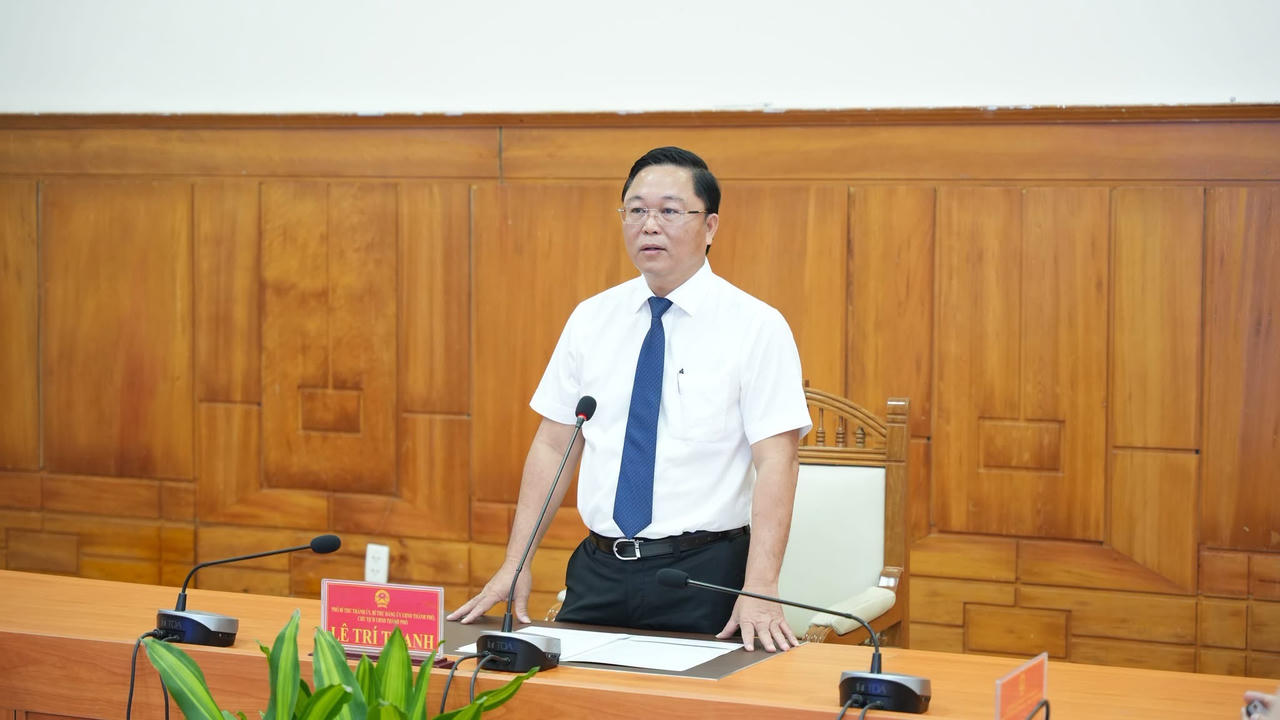 Chủ tịch UBND thành phố Lê Trí Thanh phát biểu giao nhiệm vụ tại buổi lễ. (Ảnh: UBND TP Huế)