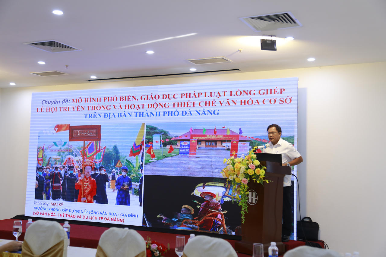 Ông Mai Kỷ, Trưởng phòng Xây dựng nếp sống văn hóa gia đình, Sở Văn hóa, Thể thao và Du lịch thành phố Đà Nẵng trình bày chuyên đề tại Hội nghị.