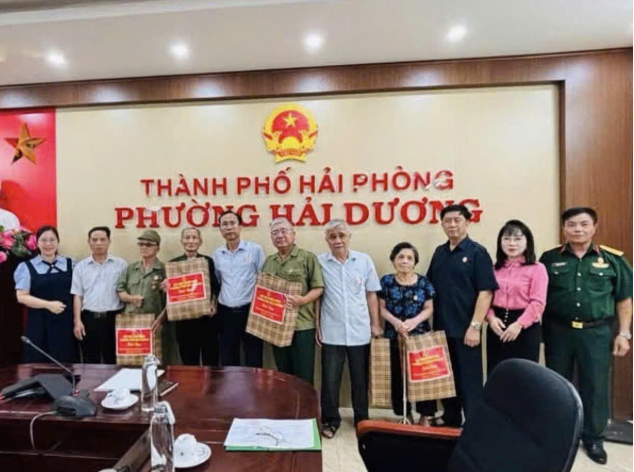 Hội cựu chiến binh TP Hải Phòng trao tặng quà cho người có công tại phường Hải Dương, TP Hải Phòng (Ảnh: Đông Bắc)