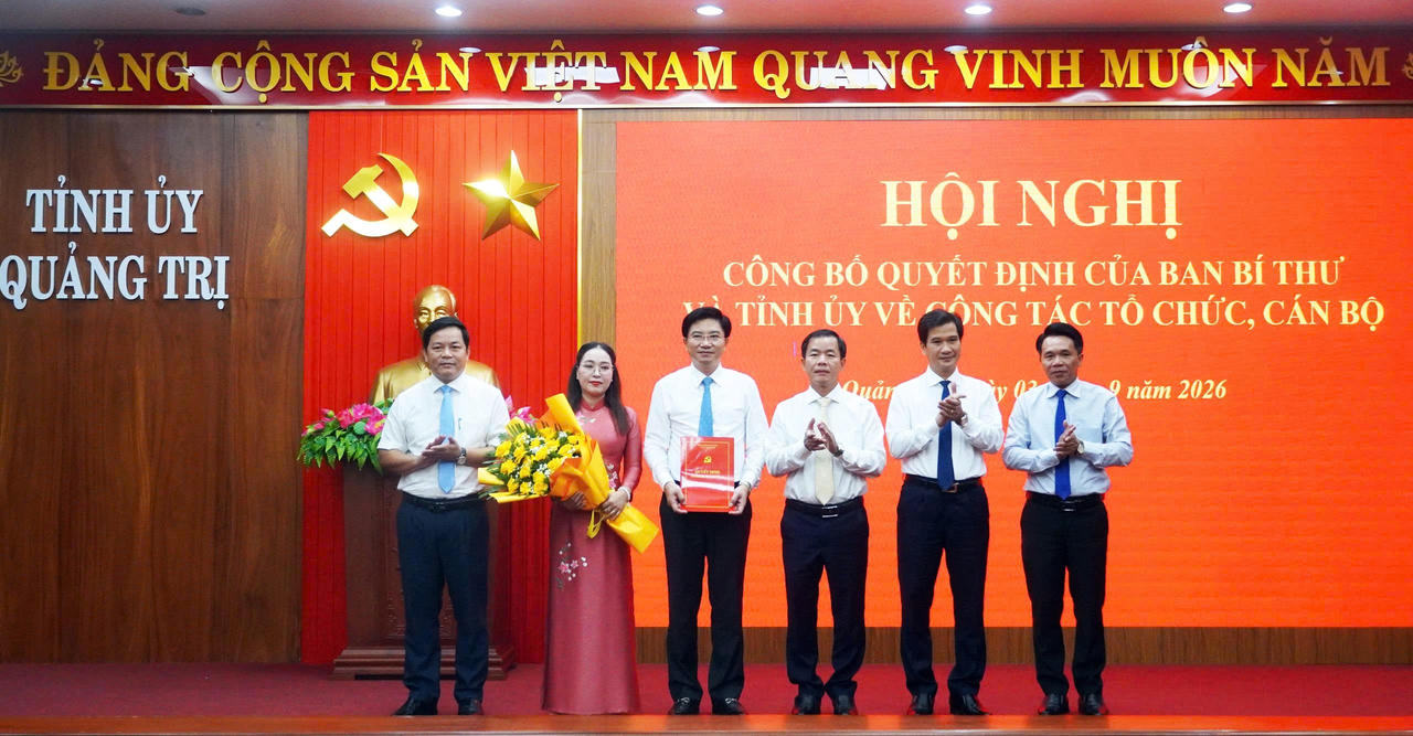Bí thư Tỉnh ủy Nguyễn Văn Phương trao quyết định, tặng hoa chúc mừng Ban Tuyên giáo Tỉnh ủy. (Ảnh: N.M)