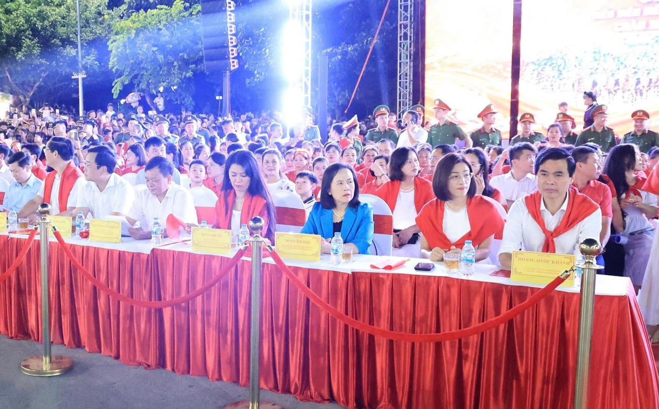 Bí thư tỉnh ủy Lạng Sơn Hoàng Quốc Khánh tham dự chương trình cùng một số lãnh đạo tỉnh Lạng Sơn. Ảnh: MH