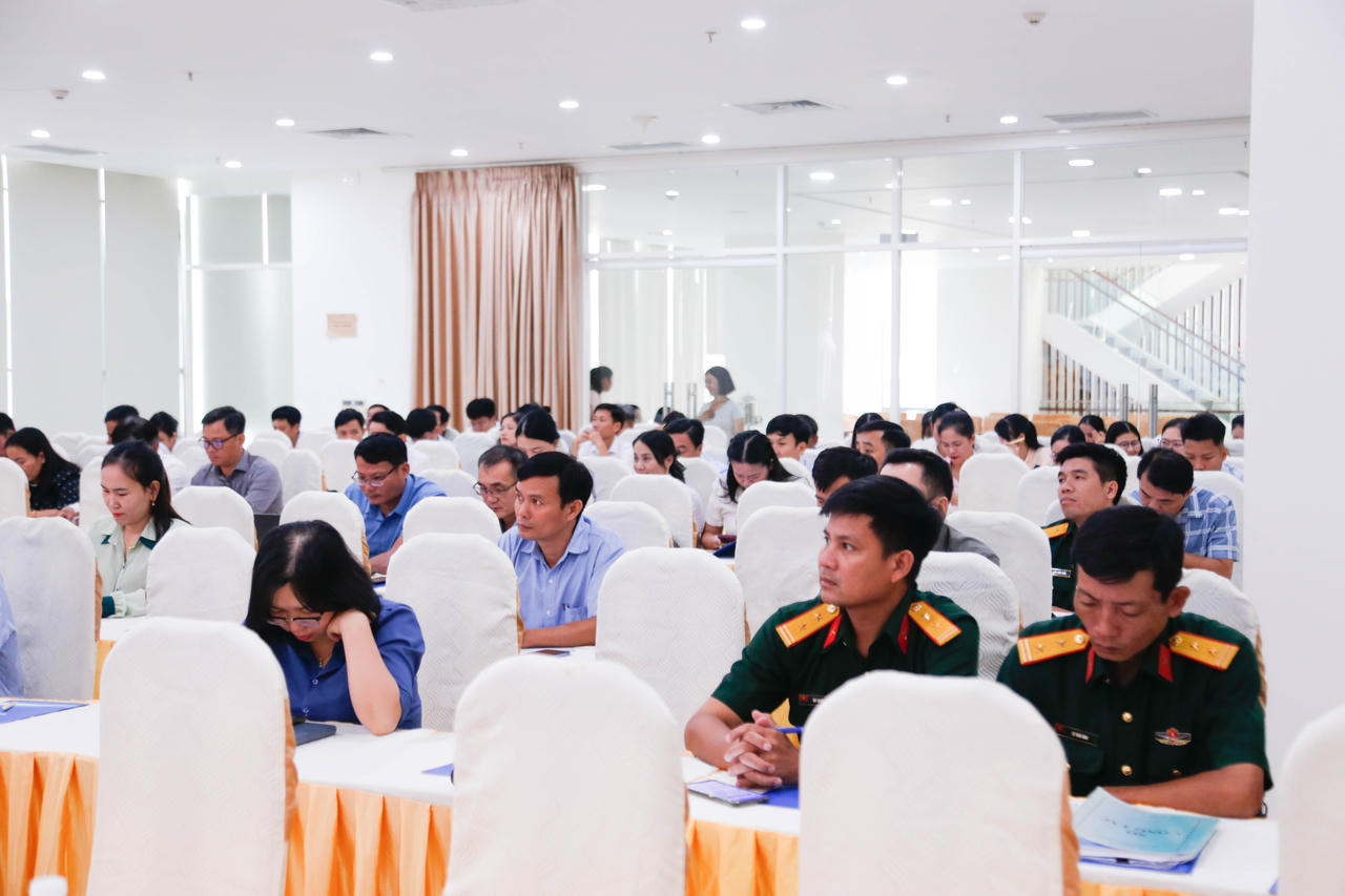 Hơn 100 đại biểu tham dự trực tiếp tại Hội nghị.