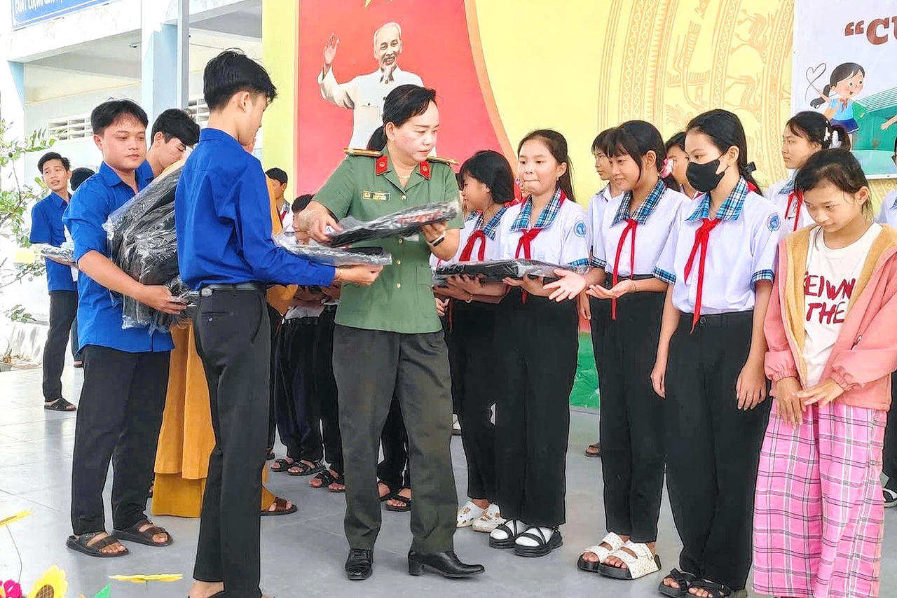 Công an Cà Mau đồng hành cùng học sinh khó khăn trong năm học mới