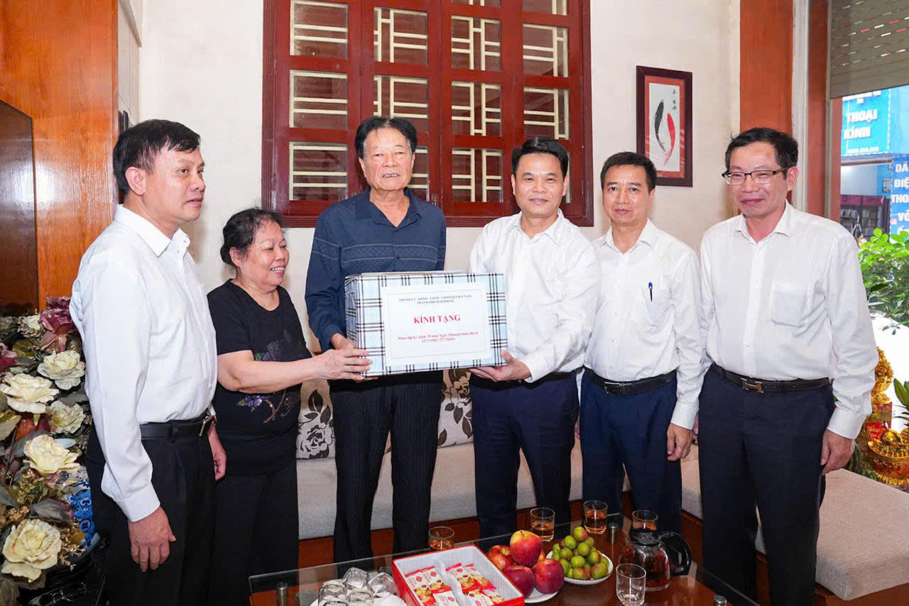 Những gia đình người có công với Cách mạng được tặng 5,5 triệu đồng nhân dịp ngày Quốc khánh 2/9/2026 (Ảnh: Đông Bắc)