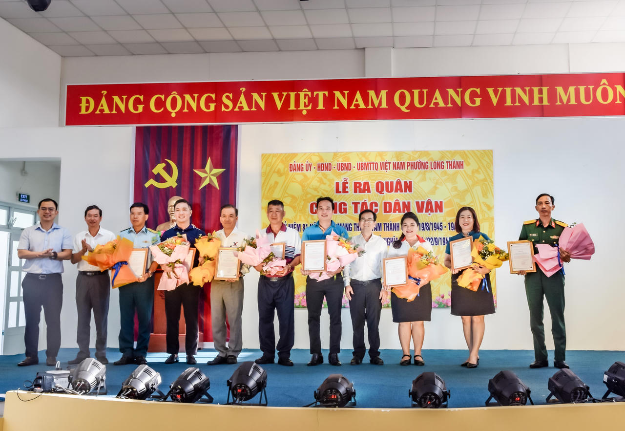 Bà Nguyễn Thu Thủy (thứ 3 phải sang) đại diện Vedan Việt Nam nhận thư cảm ơn và hoa từ Ban tổ chức.