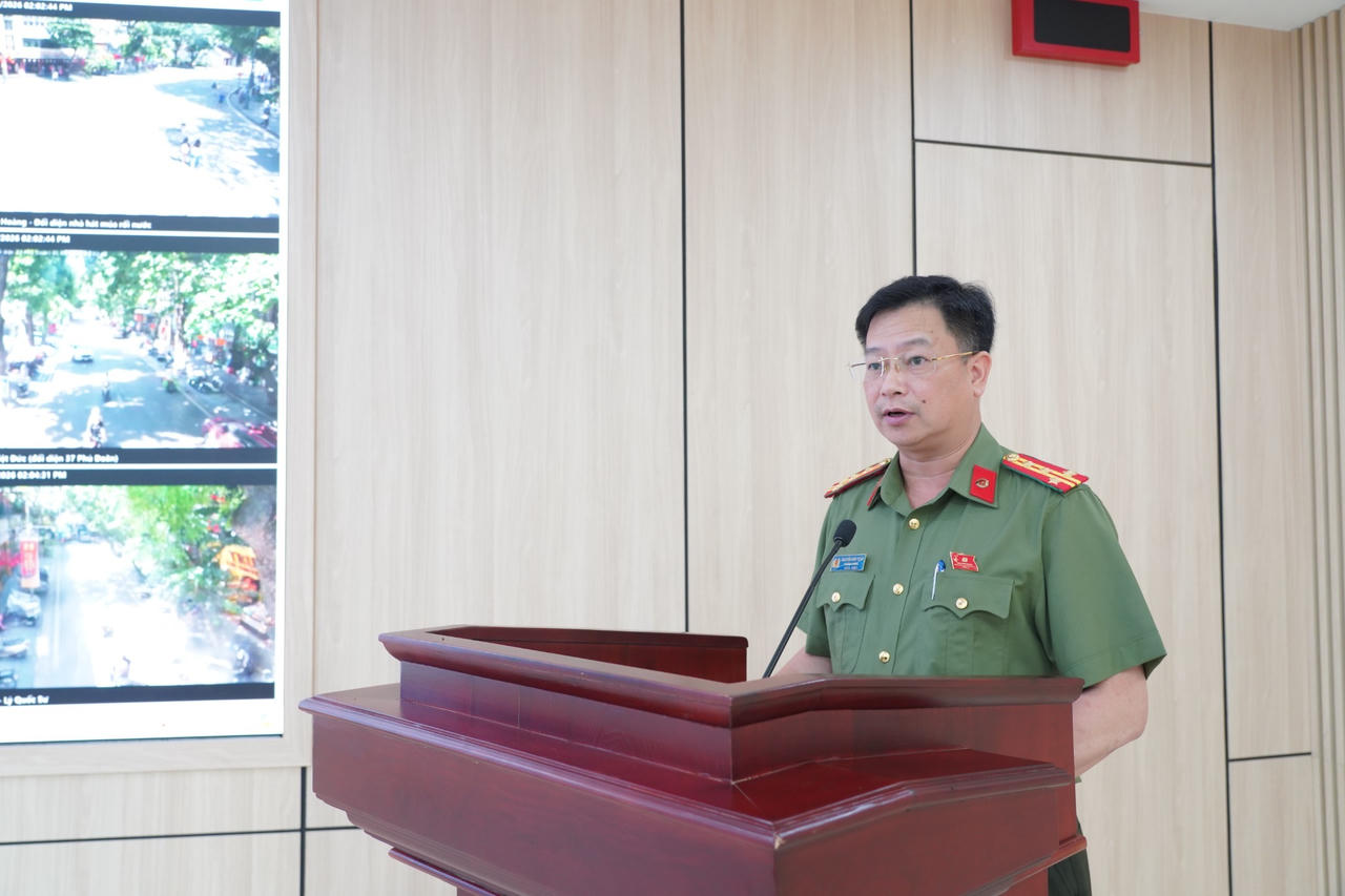 Đại tá Nguyễn Anh Tuấn báo cáo tại buổi Lễ. Ảnh: Công an TP Hà Nội.