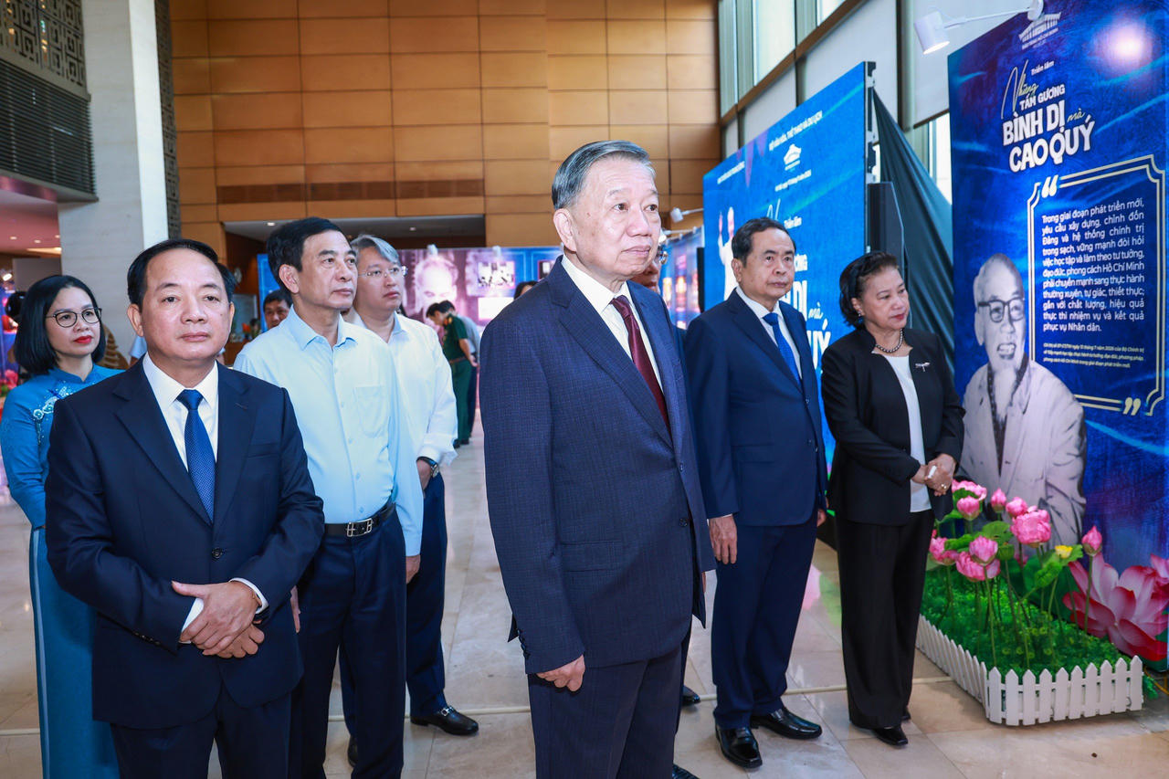 Tổng Bí thư, Chủ tịch nước Tô Lâm cùng các đồng chí lãnh đạo, nguyên lãnh đạo Đảng, Nhà nước tham quan Triển lãm "Những tấm gương bình dị mà cao quý". Ảnh: Vân Anh