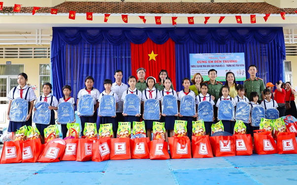 Công an Cà Mau đồng hành cùng học sinh khó khăn trong năm học mới