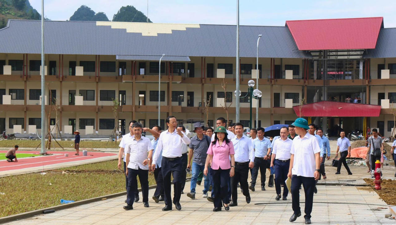 Hướng đến bảo đảm đủ trường, đủ lớp, đủ giáo viên Hướng đến bảo đảm đủ trường, đủ lớp, đủ giáo viên