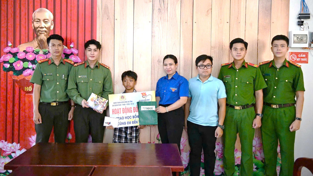 Cán bộ các phòng nghiệp vụ trực thuộc Công an tỉnh trao suất học bổng 4 triệu đồng cho em Lưu Trí Vỹ (học sinh lớp 5, Trường Tiểu học Phan Đình Phùng, xã Hòa Bình), có hoàn cảnh khó khăn (Ảnh: HĐ).
