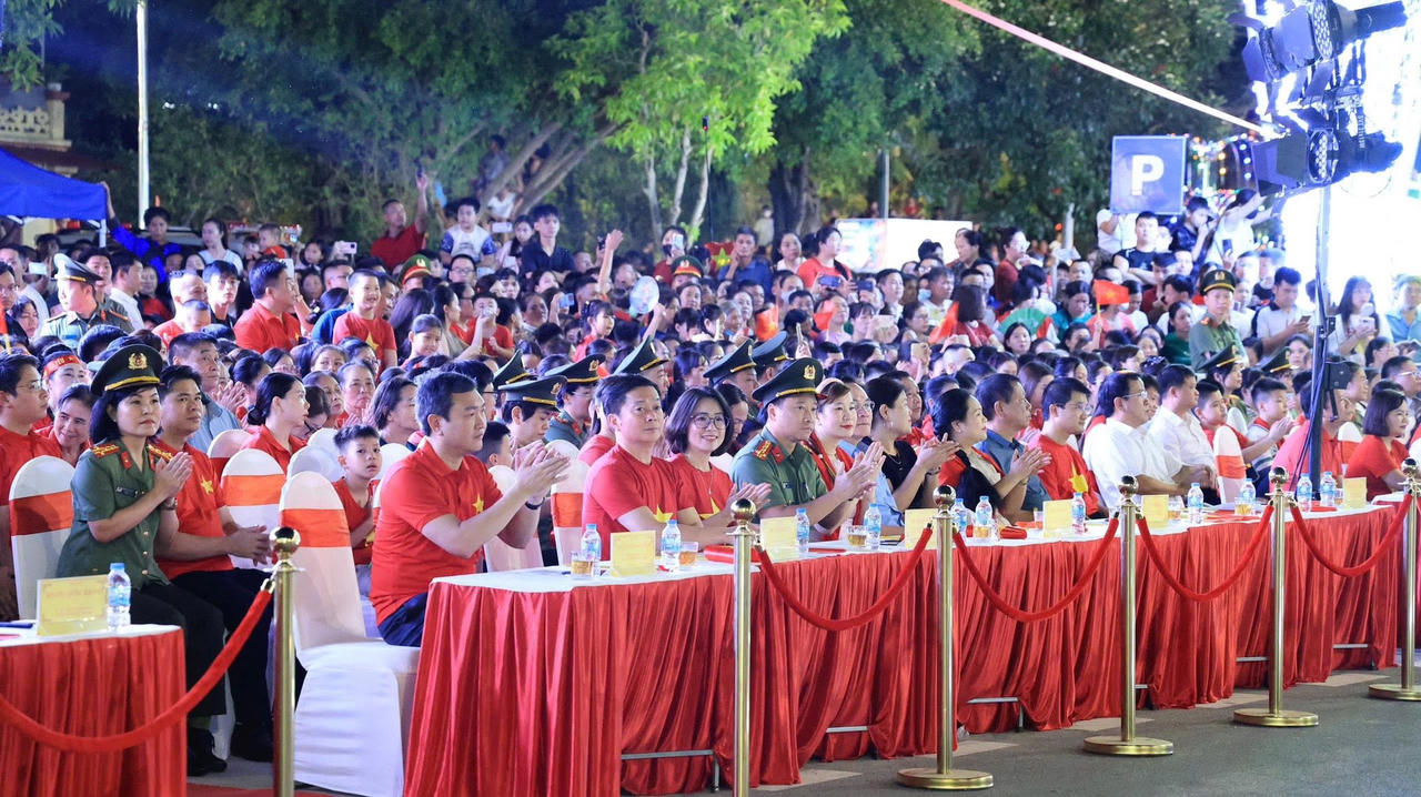 Chủ tịch UBND tỉnh Lạng Sơn Nguyễn Cảnh Toàn cùng một số lãnh đạo tỉnh Lạng Sơn tại sự kiện. Ảnh: MH