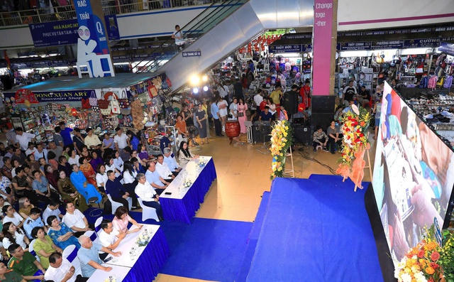 Hà Nội ra mắt mô hình 'Chợ chuyển đổi số' tại chợ Đồng Xuân Hà Nội ra mắt mô hình 'Chợ chuyển đổi số' tại chợ Đồng Xuân