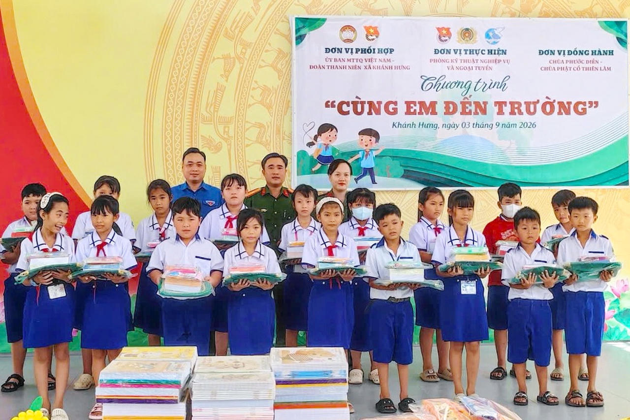 Công an Cà Mau đồng hành cùng học sinh khó khăn trong năm học mới