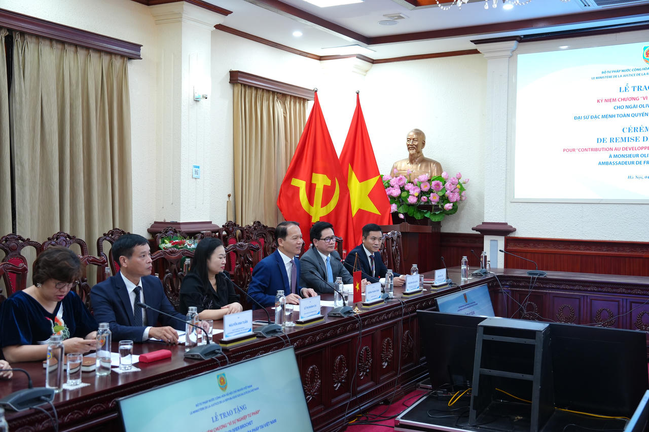 Bộ Tư pháp trao tặng Kỷ niệm chương “Vì sự nghiệp tư pháp” cho Đại sứ đặc mệnh toàn quyền Cộng hoà Pháp tại Việt Nam