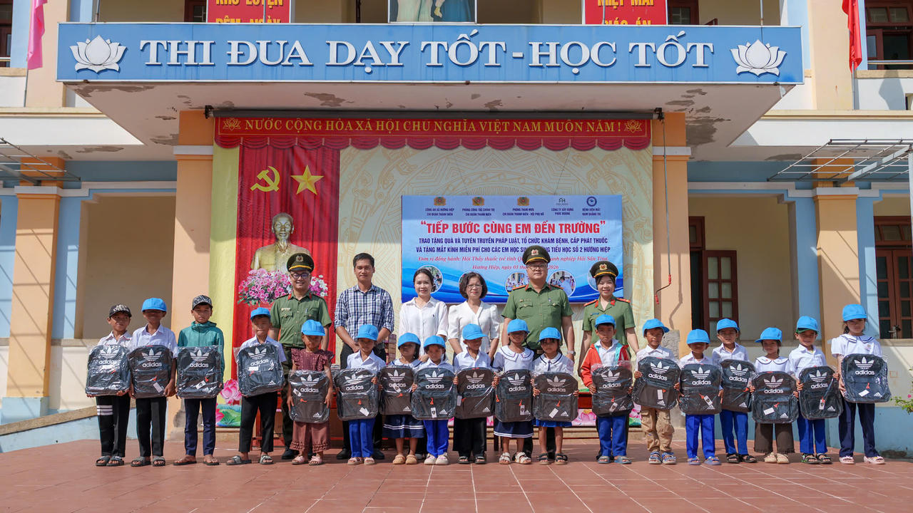 Công an tỉnh Quảng Trị tiếp sức học sinh vùng cao đến trường