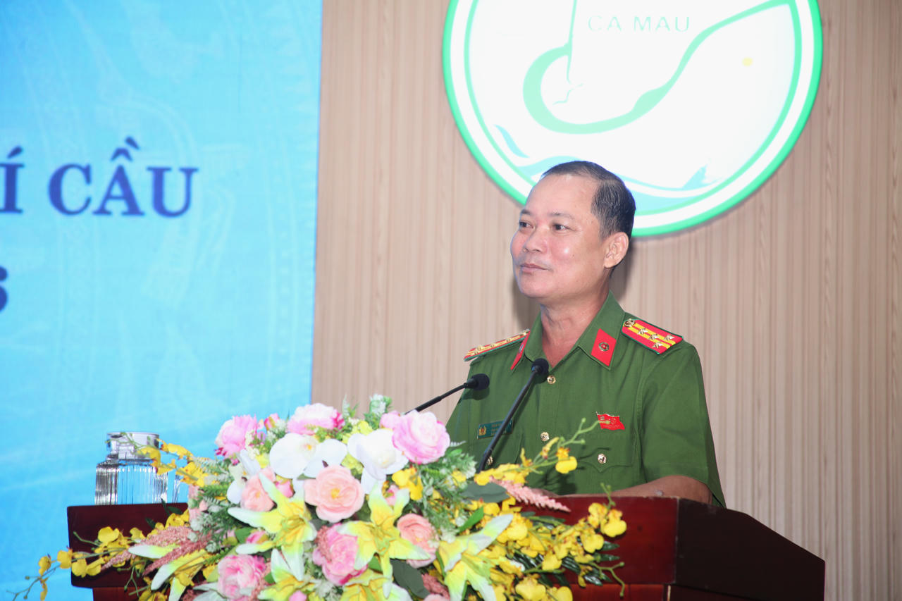 Đại tá Trần Văn Thi - Phó Giám đốc Công an tỉnh Cà Mau, phát biểu tại Hội nghị. (Ảnh: T.N).