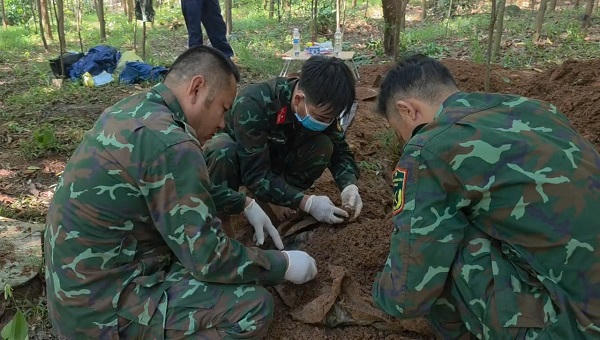 Phát hiện 2 hài cốt liệt sĩ giữa rừng tràm vùng biên Quảng Trị
