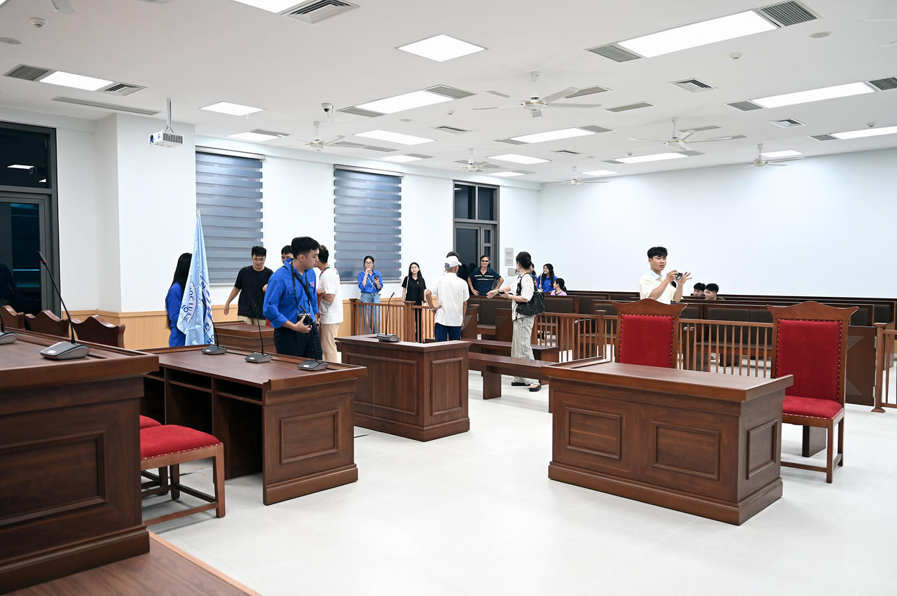 Tân sinh viên Khóa 51 của Trường Đại học Luật Hà Nội háo hức nhập học tại Cơ sở đào tạo tỉnh Bắc Ninh