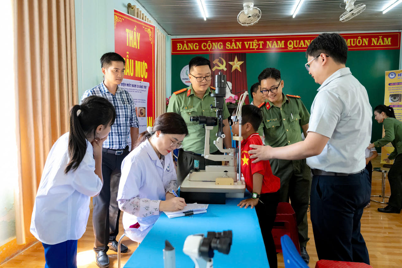 Công an tỉnh Quảng Trị tiếp sức học sinh vùng cao đến trường