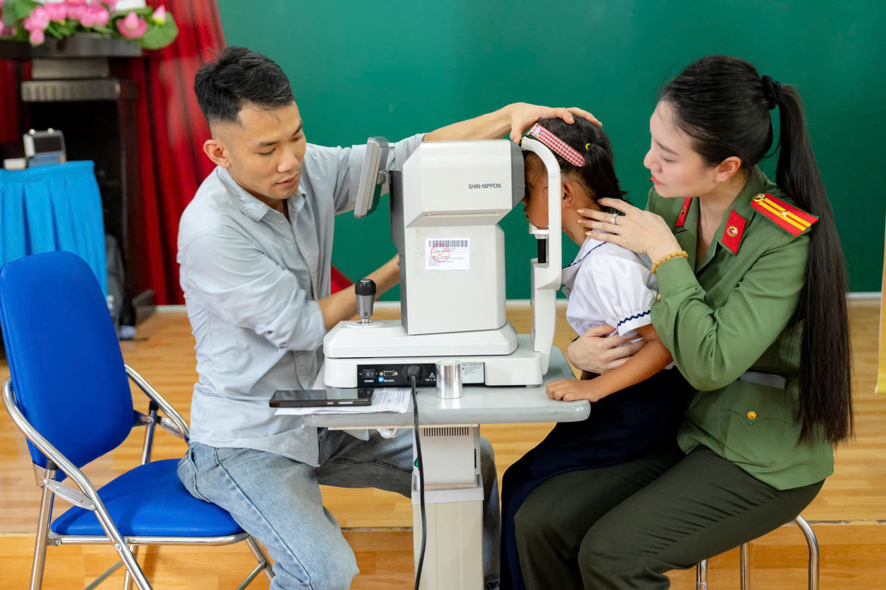 Công an tỉnh Quảng Trị tiếp sức học sinh vùng cao đến trường