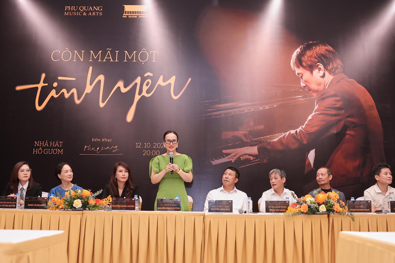 Nghệ sĩ Nguyễn Trinh Hương - con gái nhạc sĩ Phú Quang chia sẻ đêm nhạc đặc biệt kỷ niệm 5 năm nhạc sĩ Phú Quang rời xa cõi tạm. (Ảnh: Hòa Nguyễn).