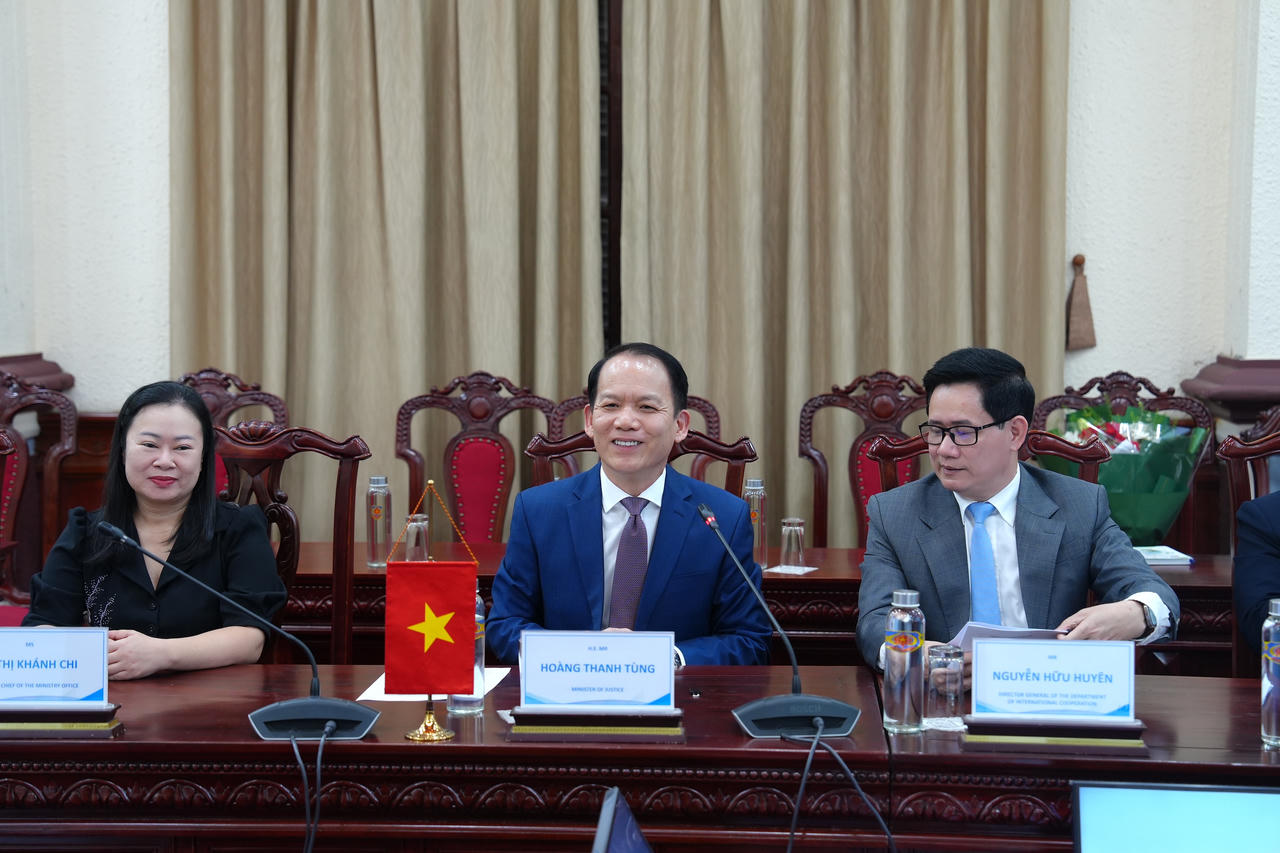 Bộ Tư pháp trao tặng Kỷ niệm chương “Vì sự nghiệp tư pháp” cho Đại sứ đặc mệnh toàn quyền Cộng hoà Pháp tại Việt Nam