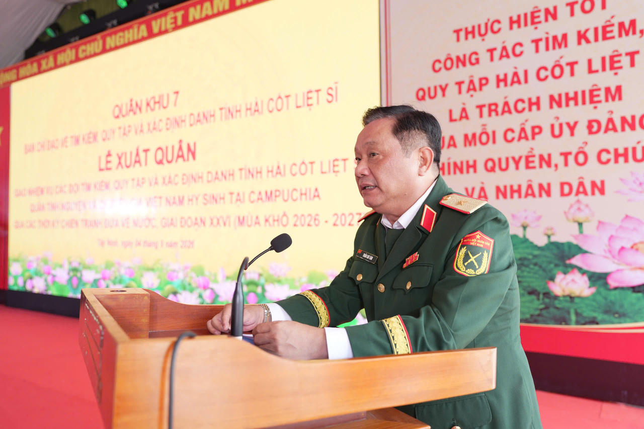 Thiếu tướng Trần Chí Tâm - Ủy viên Thường vụ Đảng ủy, Phó Chính ủy Quân khu phát biểu giao nhiệm vụ cho các Đội K. Ảnh: Lê Huy