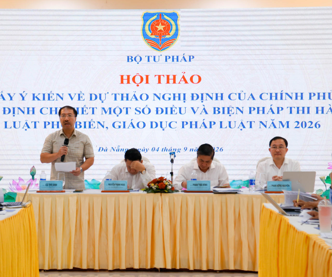 Cục trưởng Cục Phổ biến, giáo dục pháp luật và Trợ giúp pháp lý Cù Thu Anh cho biết, đại diện cơ quan chủ trì soạn thảo mong muốn các đại biểu tập trung góp ý về tính bám sát thẩm quyền của Chính phủ, đồng thời phân định rõ ranh giới giữa nội dung cần quy định ngay trong Nghị định với nội dung giao các bộ, ngành hoặc địa phương chủ động triển khai