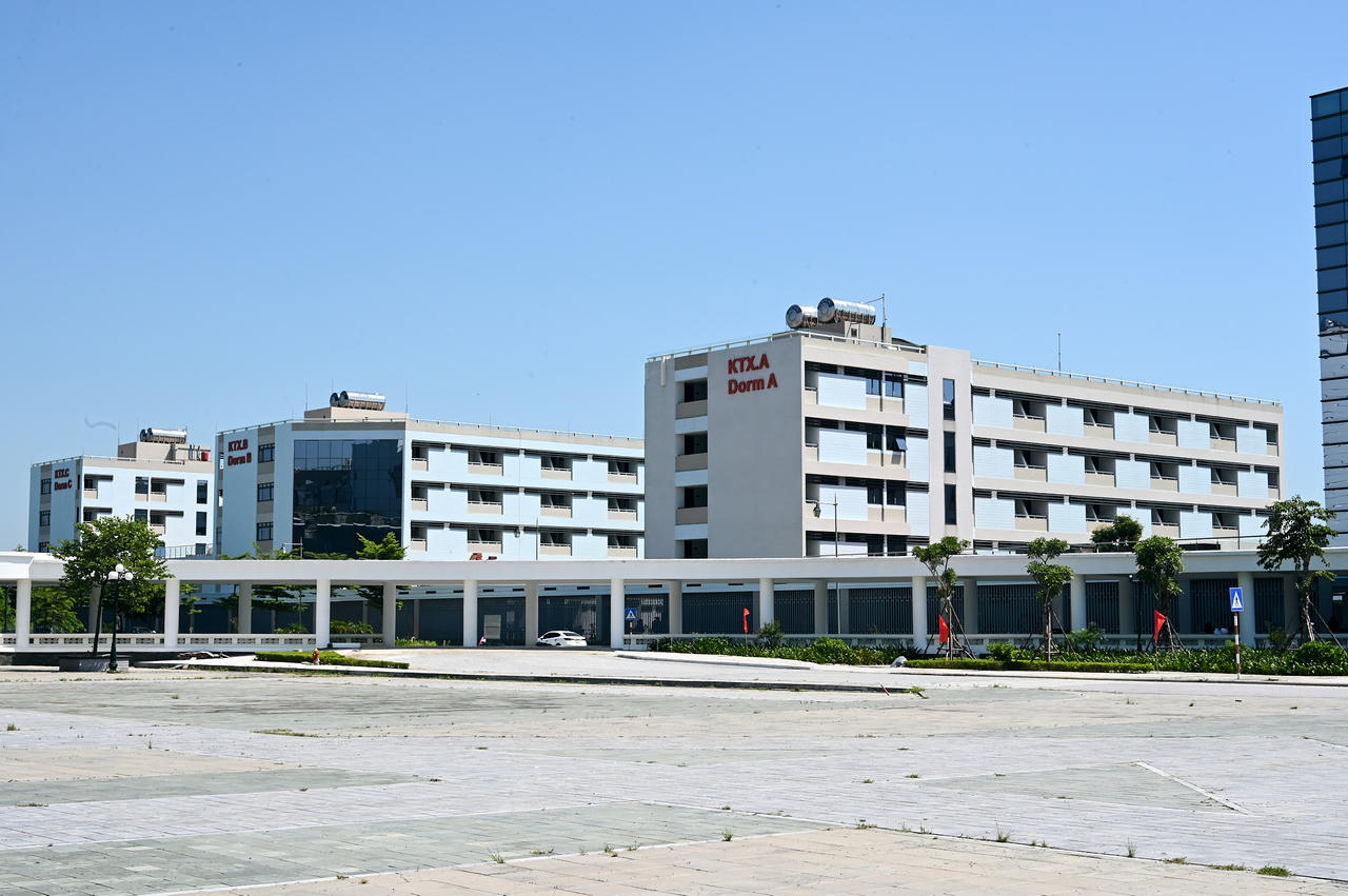 Tân sinh viên Khóa 51 của Trường Đại học Luật Hà Nội háo hức nhập học tại Cơ sở đào tạo tỉnh Bắc Ninh