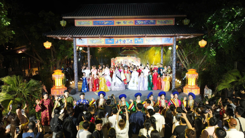 Chương trình trình diễn trang phục truyền thống trong không gian văn hóa Huế về đêm. (Ảnh: Festival Huế)