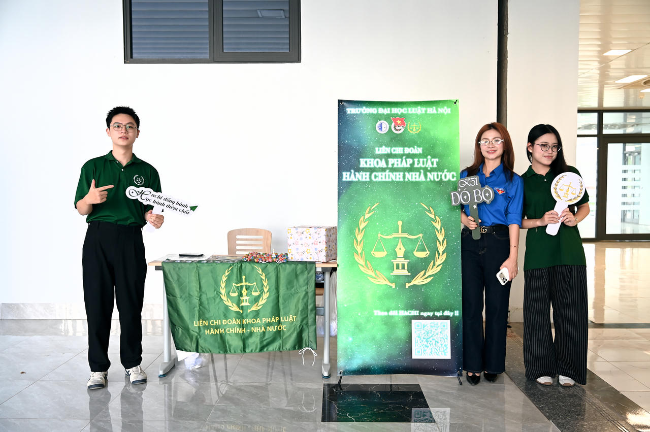 Tân sinh viên Khóa 51 của Trường Đại học Luật Hà Nội háo hức nhập học tại Cơ sở đào tạo tỉnh Bắc Ninh