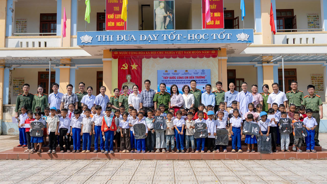 Công an tỉnh Quảng Trị cùng các đơn vị đồng hành, nhà hảo tâm trao tặng quà, đồ dùng học tập, tiếp sức học sinh vùng cao trước thềm năm học mới tại điểm Trường Tiểu học số 2 Hướng Hiệp. (Ảnh: Nhật Quang)