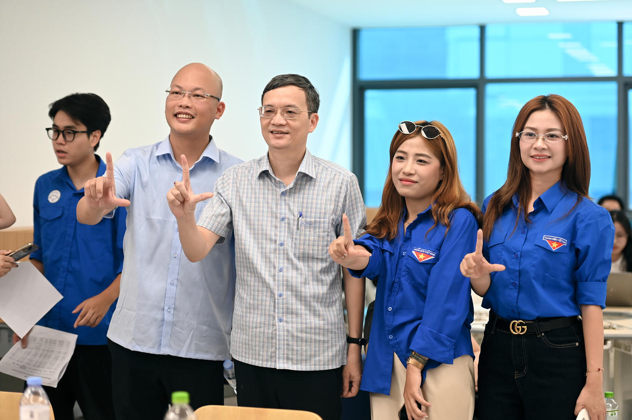 Tân sinh viên Khóa 51 của Trường Đại học Luật Hà Nội háo hức nhập học tại Cơ sở đào tạo tỉnh Bắc Ninh