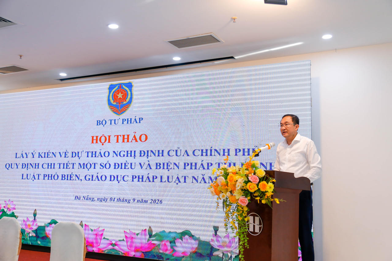 Phó Cục trưởng Cục Phổ biến, giáo dục pháp luật và Trợ giúp pháp lý (Bộ Tư pháp) Phan Hồng Nguyên trình bày báo cáo tóm tắt dự thảo Nghị định