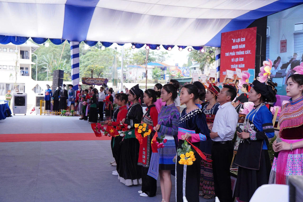 Tổng duyệt chương trình khai giảng tại Trường PTNT Tiểu học và THCS Mường Khương