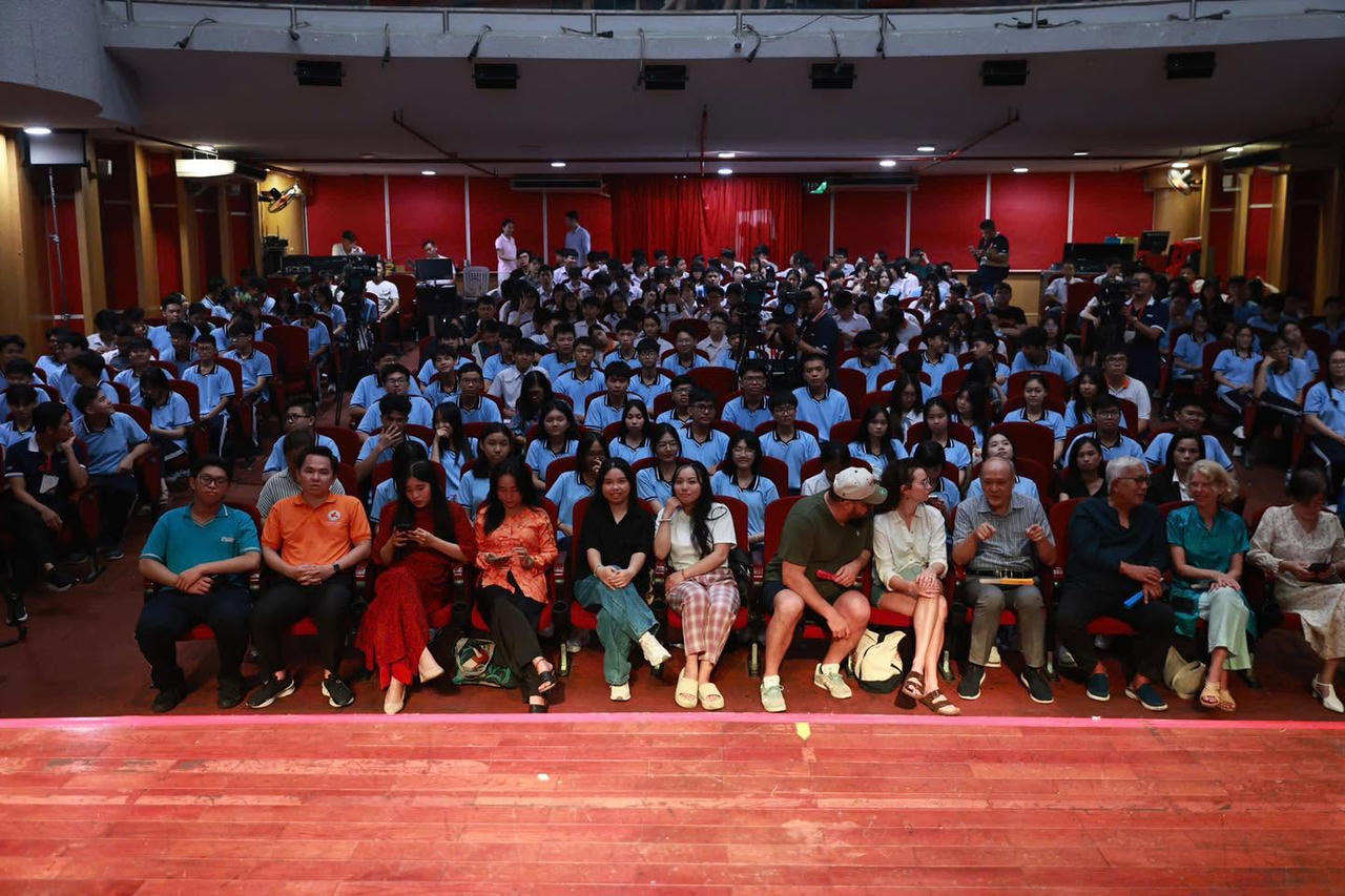 Nhiều khán giả trẻ đến với Chương trình Lý luận, phê bình văn học, nghệ thuật Thành phố. Ảnh: BTC