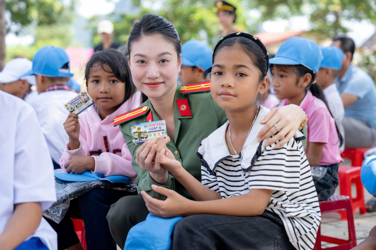 Công an tỉnh Quảng Trị tiếp sức học sinh vùng cao đến trường