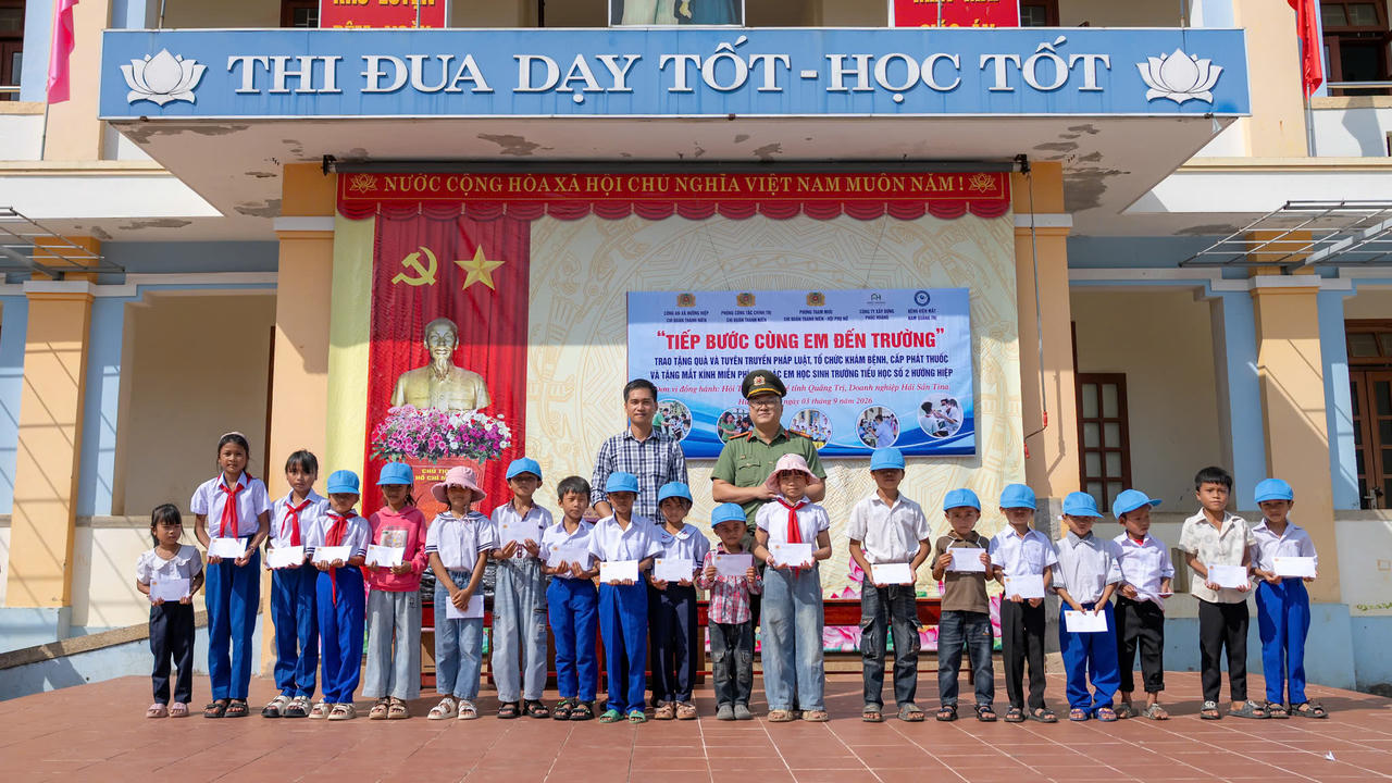 Công an tỉnh Quảng Trị tiếp sức học sinh vùng cao đến trường