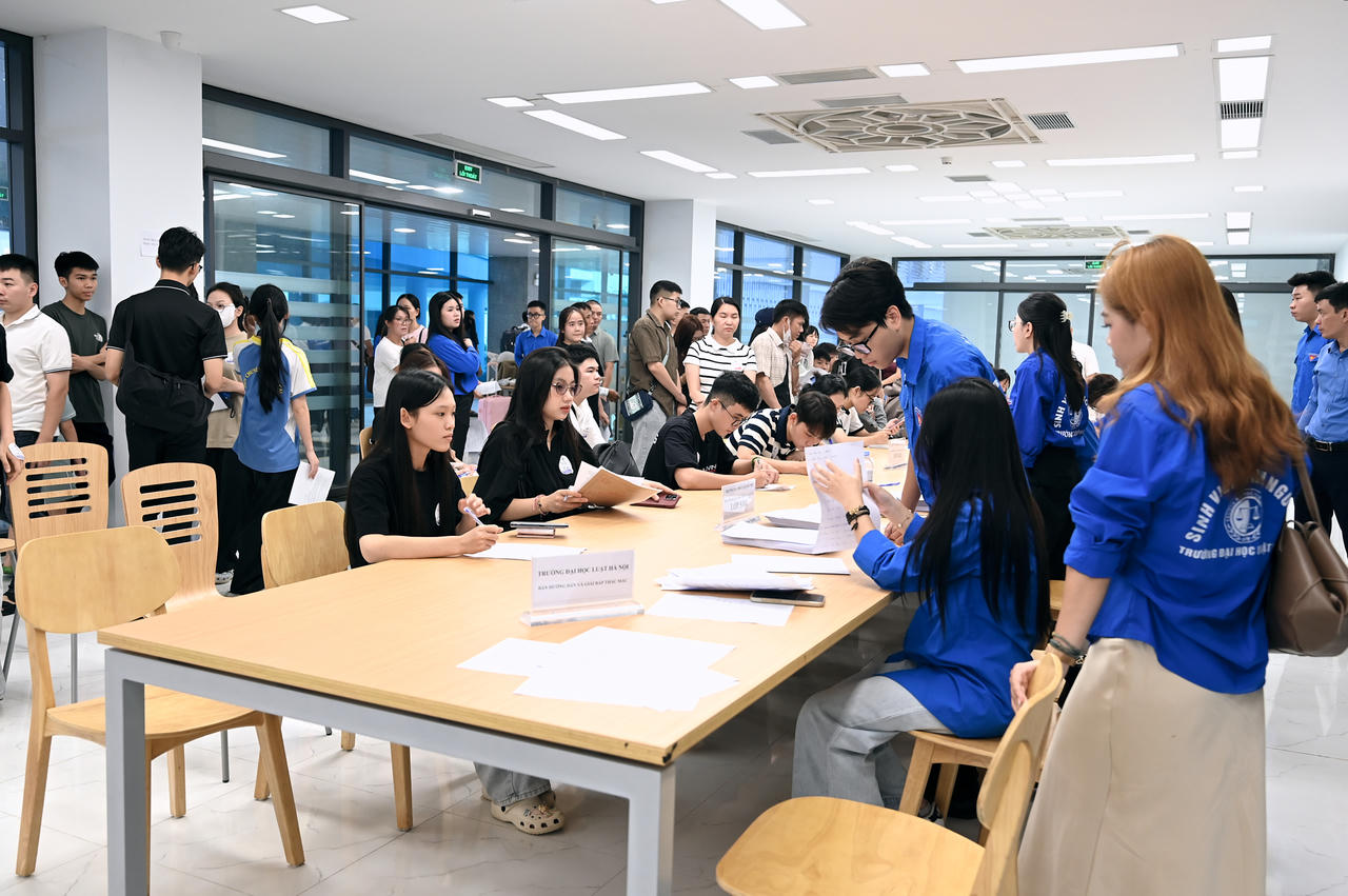 Tân sinh viên Khóa 51 của Trường Đại học Luật Hà Nội háo hức nhập học tại Cơ sở đào tạo tỉnh Bắc Ninh